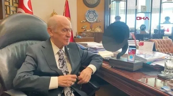 MHP lideri Devlet Bahçeli'nin ismini koyduğu, Adana Çukurova'da yayın hayatına başlayan 'Radyo Efebey'in ilk yayınını Bahçeli de dinledi.